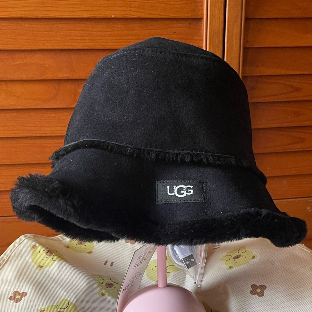 UGG Sheepskin Genuine Shearling Trimmed Bucket Hat. Size L/XL